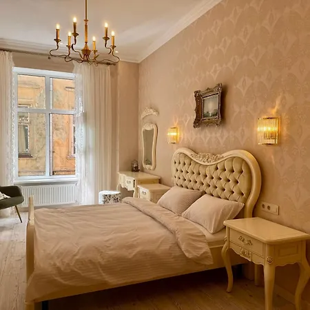 Апартаменти Elite Near Svoboda Avenue